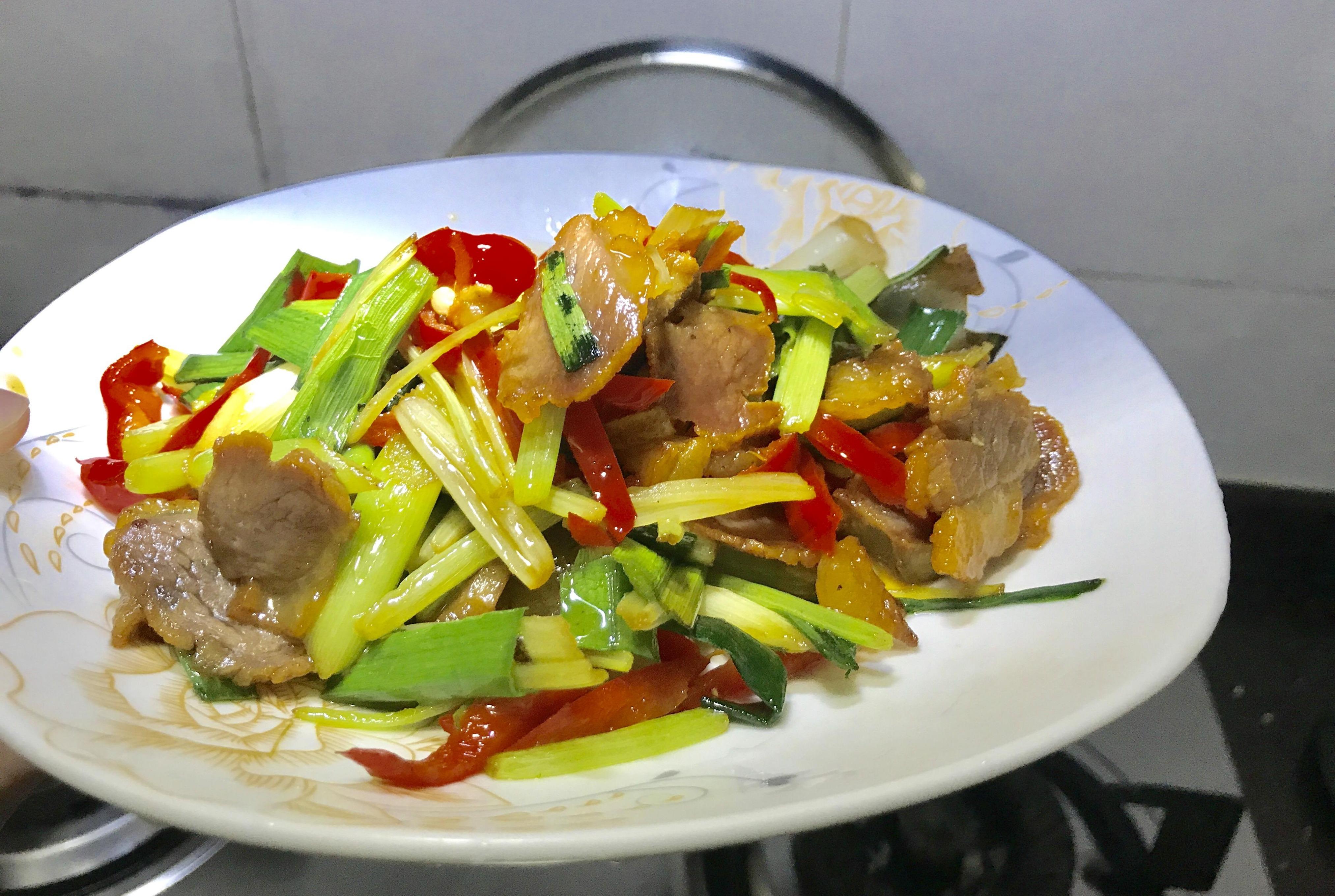 老妈上次弄的腊肉还有一点,今天厨娘用它来炒芹菜吃,闻着超级香