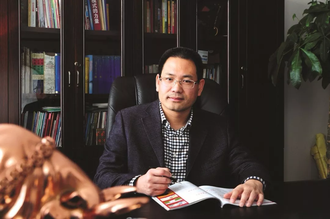 为患者把脉看病多年,1996年因缘师从被誉为"太阳"的措如61才郎大师