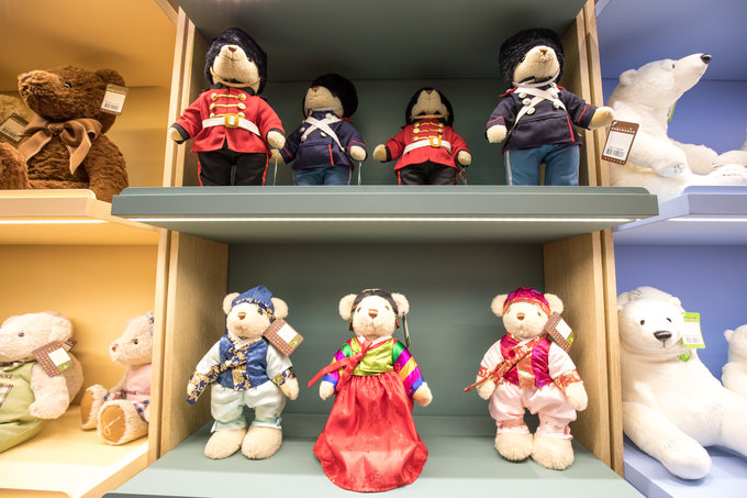 店的小熊好可爱,我们还看到了店长吴朝安(joanne oh),店长见我们几个