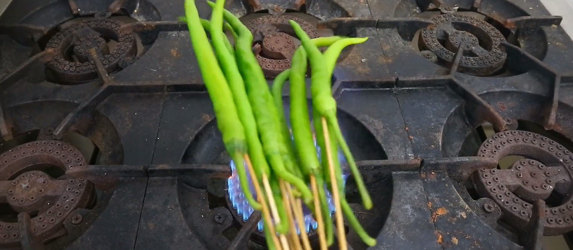 大厨分享鲜椒鲤鱼的家常做法,香辣开胃肉质嫩