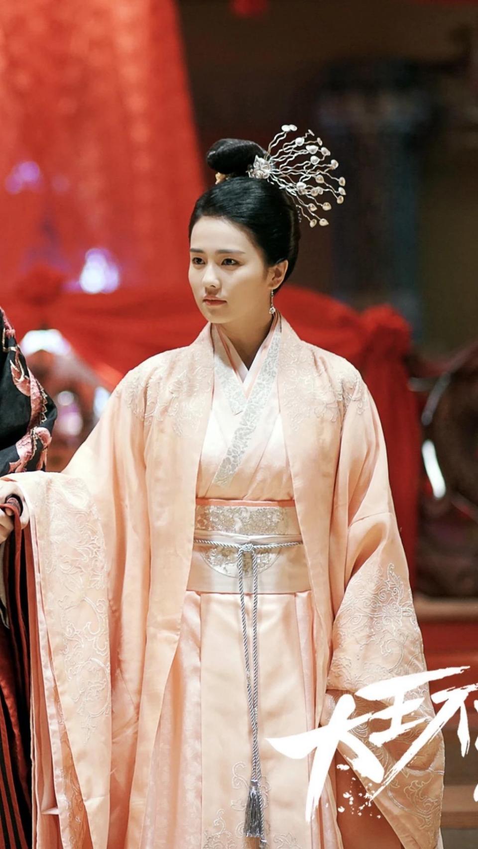 当初的《凤囚凰》三大女配都走红,不过颜值最高不是吴谨言 __凤凰网