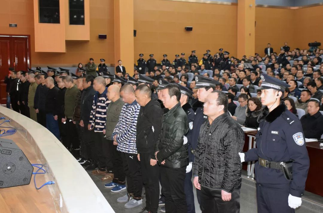 扫黑除恶|首犯获刑23年,临潼法院公开宣判王某渡等18人黑社会犯罪案