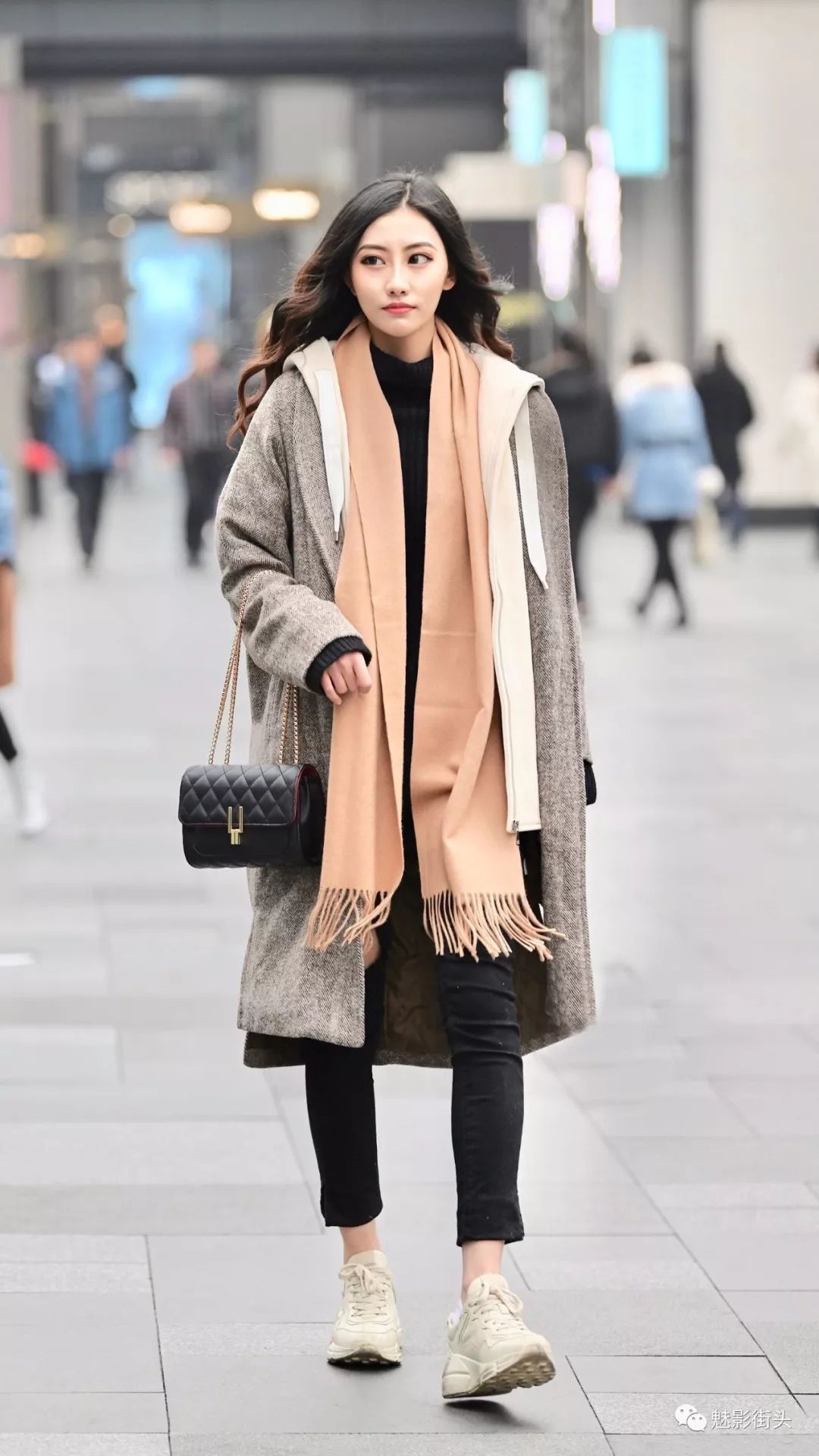 红色高领针织衫搭红色阔腿裤披着大衣风情满满太妩媚