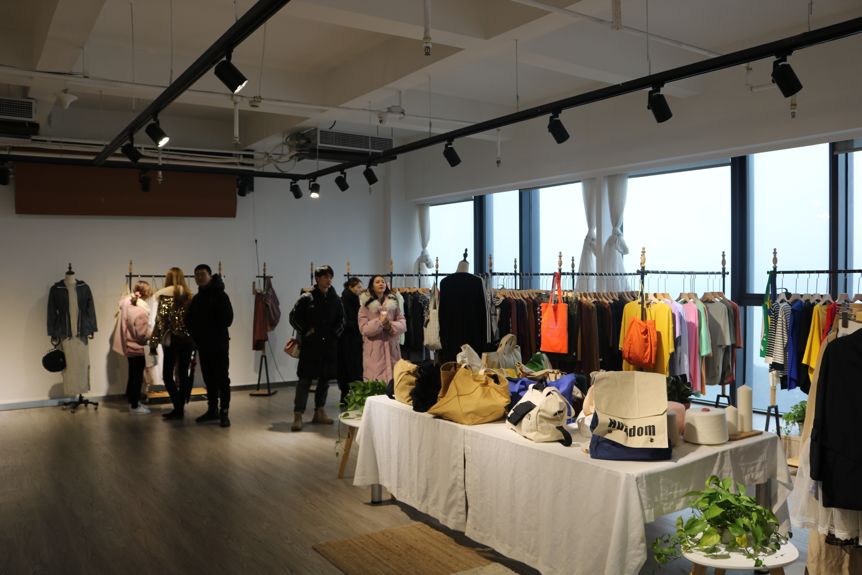 蘑菇街主播也太拼了吧年都没过完就给粉丝来挑新款