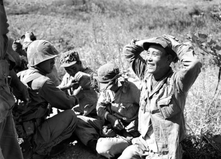 双脚和车轮赛跑,中国志愿军靠脚丫翻山越岭,跑赢美军的机械化__凤凰网