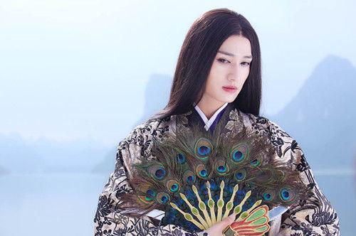 最初杀阡陌是个非常爱美的美少年,喜欢像女生一样对着镜子欣赏和陶醉