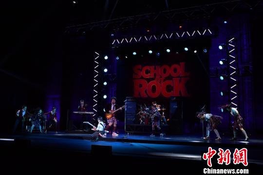 音乐剧《摇滚学校》亚洲首演 大剧院内上演“摇滚演唱会”__凤凰网