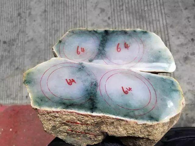 小哥20000拿下矿区刚挖的翡翠原石,切开直言不可思议