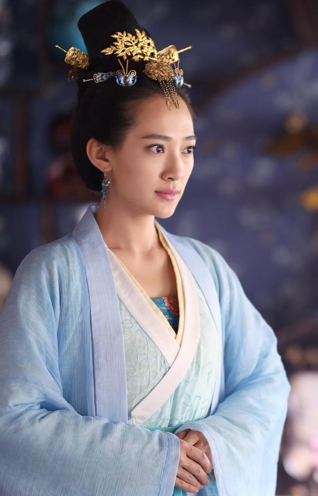 秦子越出生于1987年,2006年正式出道,曾出演过《名门新娘》《谍战深海