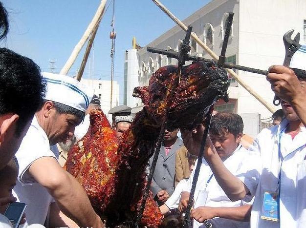 世界最大骆驼市场,上万骆驼被交易宰杀,游客蜂拥吃烤全骆驼