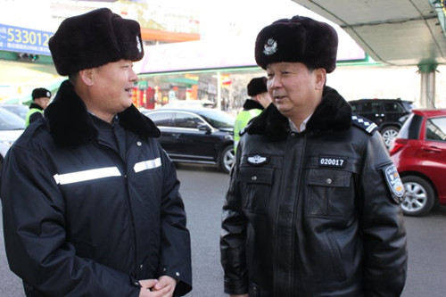 大同交警支队李宏支队长亲切慰问大年三十坚守岗位的五大队交警_凤凰