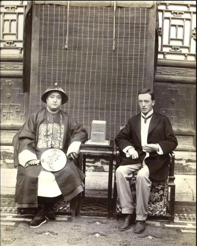 1904年,庄士敦走访曲阜-庄士敦,孔令贻与当地官员当时晚清时期官员和