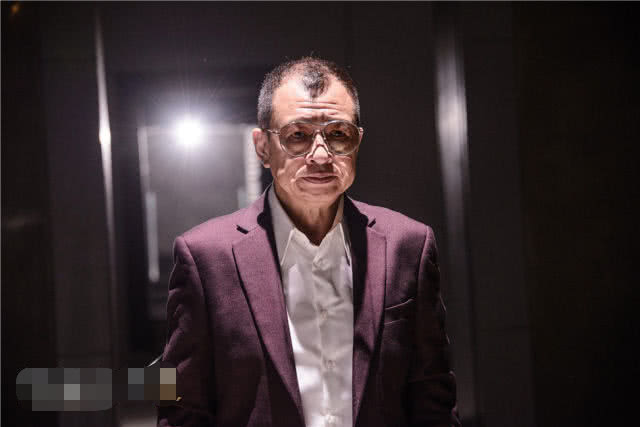 香港戴眼镜的老男演员图片
