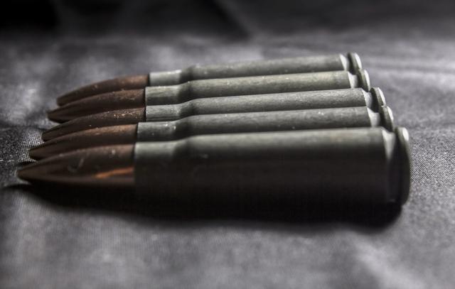 子弹火药和烟花爆竹里的有何区别?爆燃冲击力不同,射程将受此影响__凤凰网