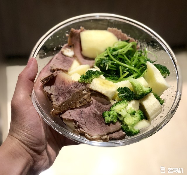 吃个沙拉，牛肉+苹果+西兰花+香蕉+香菜，白水里烫熟了拌一起就行，别放任何沙拉酱，破坏食材原味还有吓人的热量。