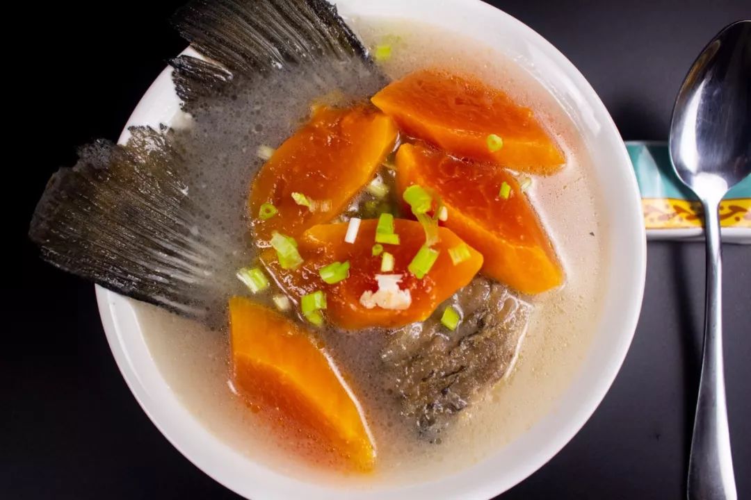 美味鲜甜营养滋补木瓜鱼尾汤这么做汤色乳白妈妈孩子都爱喝