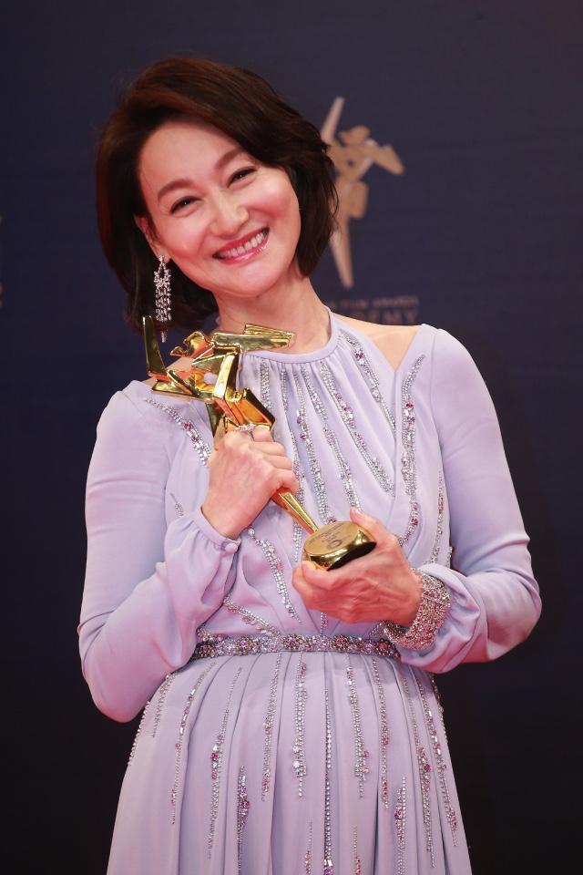 59岁惠英罕有公开泳装照好身材不输嫩模曾自资10万拍摄青春影集