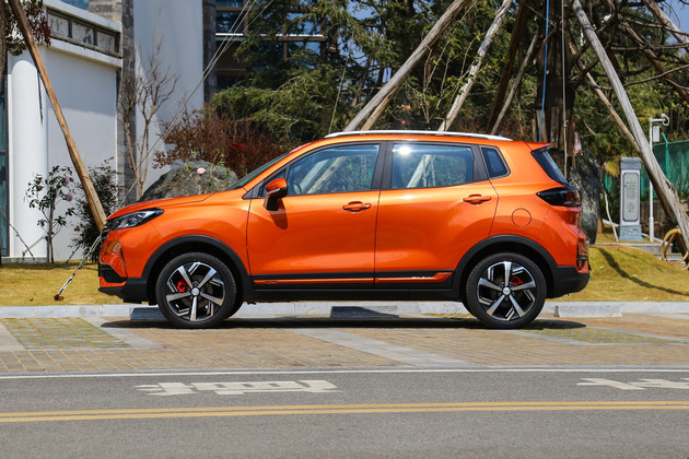 搭载1025英寸大屏全景天窗长安cs15将于3月21日上市