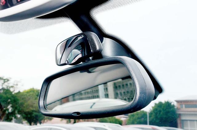 你把汽车中央后视镜当普通镜子是吗?不不不,它的作用居然那么大