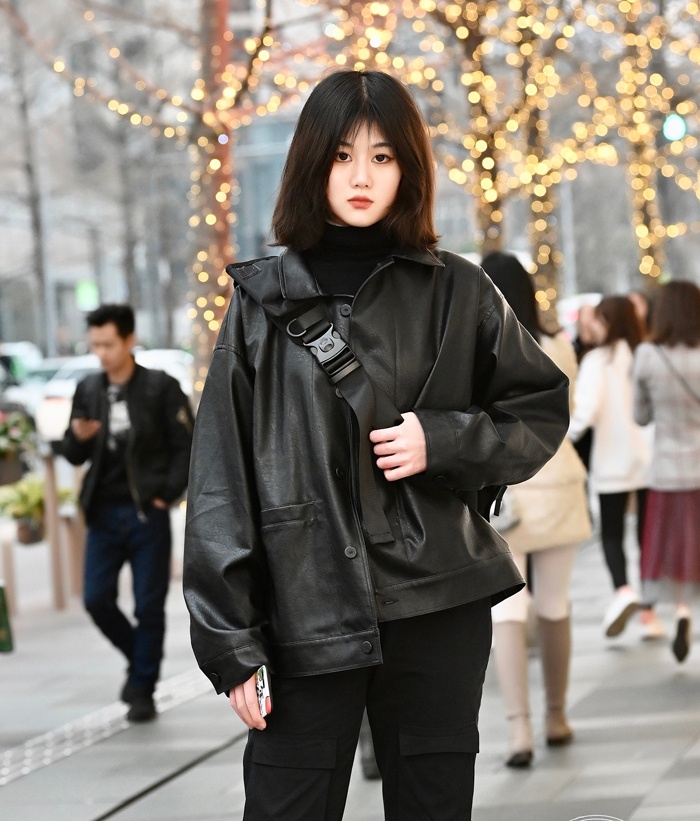 街拍:小姐姐身穿帅气的机车皮夹,搭配一条紧身牛仔,很酷的感觉