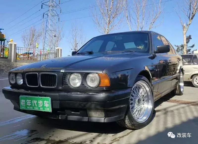 挂着老年代步车牌的宝马E34,很符合它的气质丨街拍投稿386期_凤凰网汽车_凤凰网