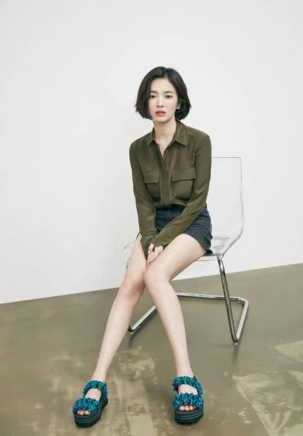 宋慧乔剪掉十年长发,波波头搭配休闲装 牛仔短裤,时髦又减龄