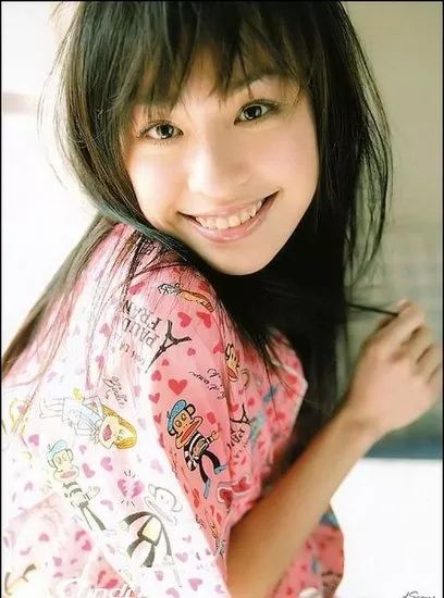 那个蹦蹦跳跳唱"睫毛弯弯"的小女孩,那个天真快乐的成晓诗确实远去了