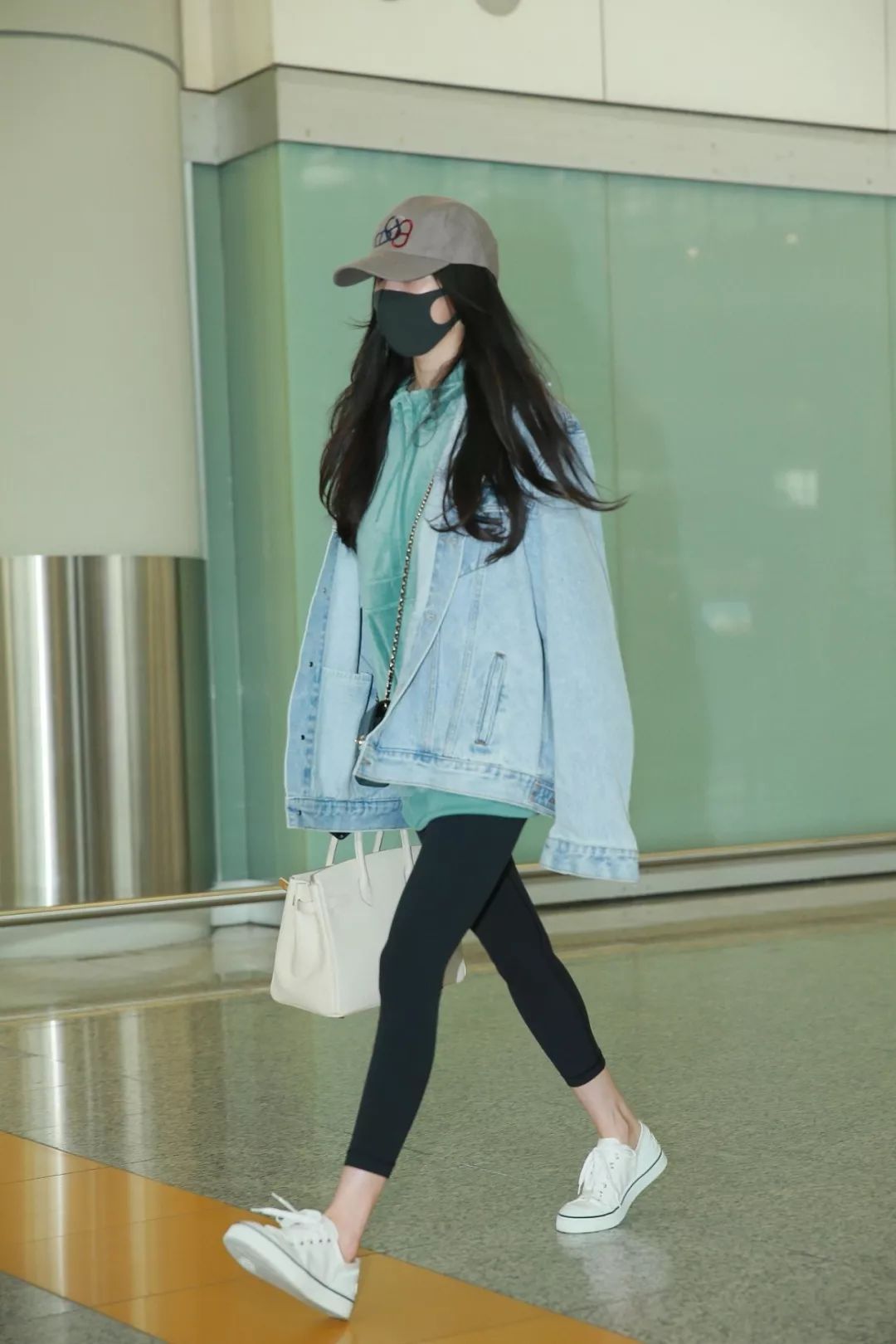 被拍到返港探望女儿的大幂幂上身牛仔外套搭配丝绒卫衣和九分裤,休闲