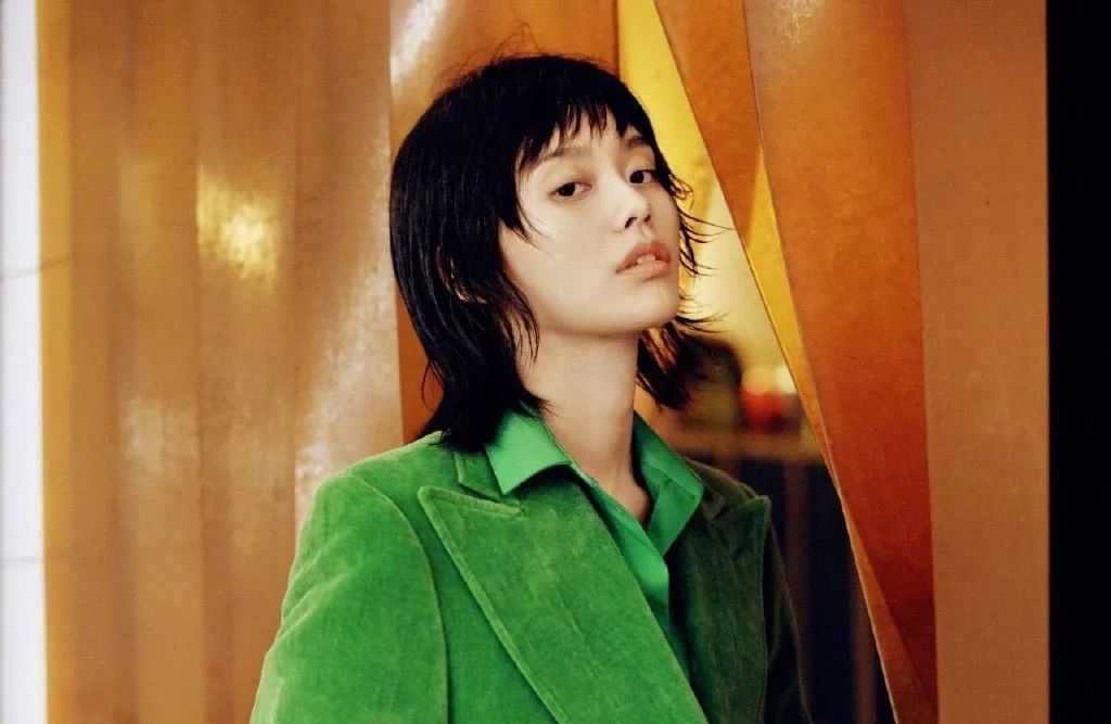 封面人物 | 短发的奚梦瑶出镜《红秀grazia》封面 春归复古回潮