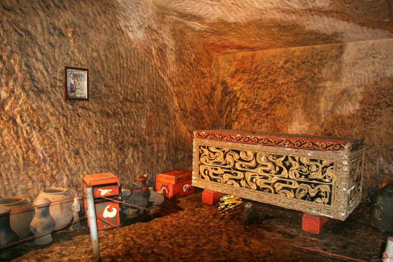 江苏高邮发现古墓出土文物十分罕见专家墓室价值160亿