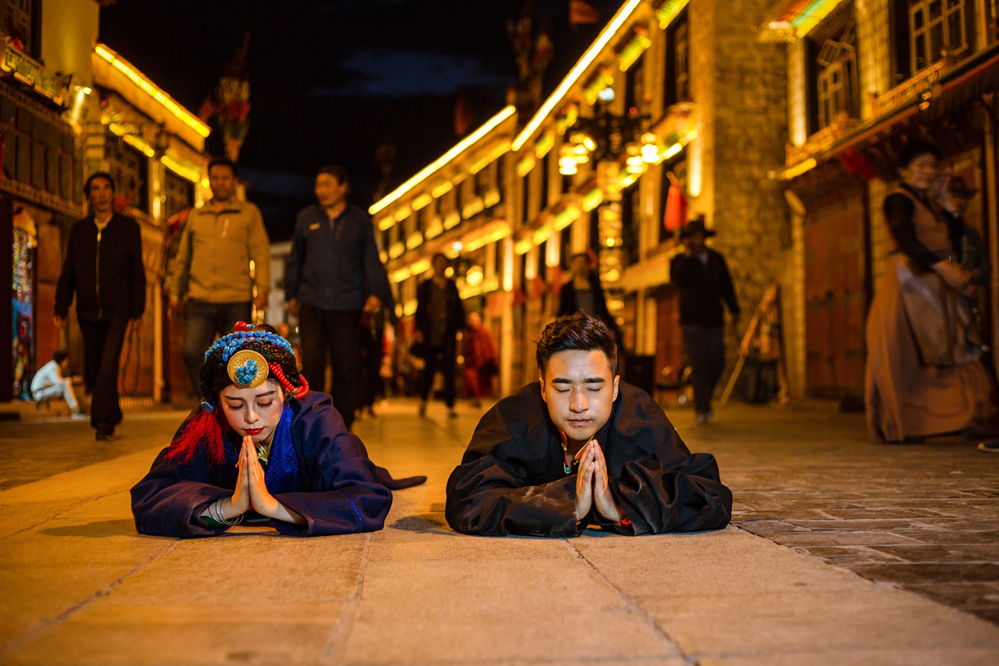 西藏旅拍:让人羡慕的藏族情侣,婆婆亲自为她做全套的藏服