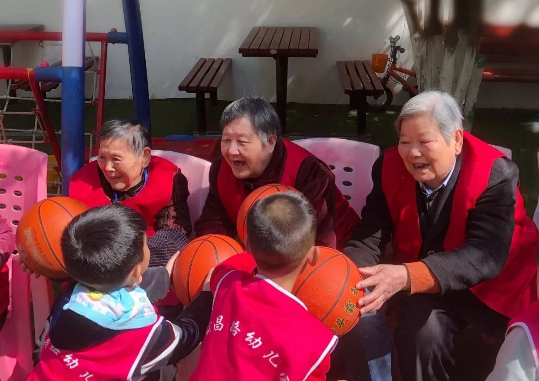当养老院遇上幼儿园__凤凰网