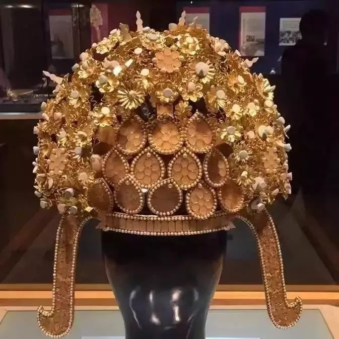 佛像一幅罕见的菩萨画像花冠持莲观音