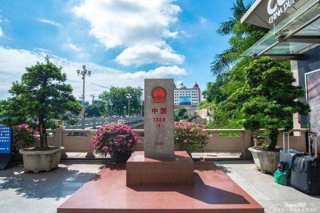 越南,与广西只有一河相隔,而这条横跨北仑河的中越友谊大桥,却成了