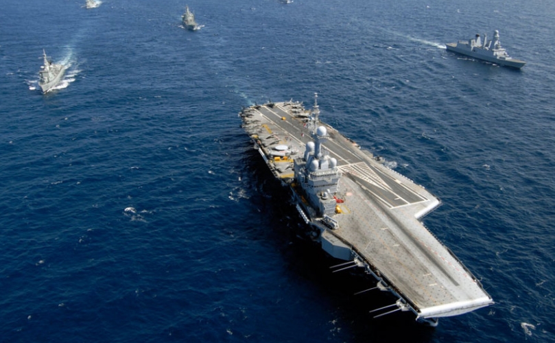 号和戴高乐号两艘核动力航母,美国斯坦尼斯号打头阵,另外还带着巡洋舰