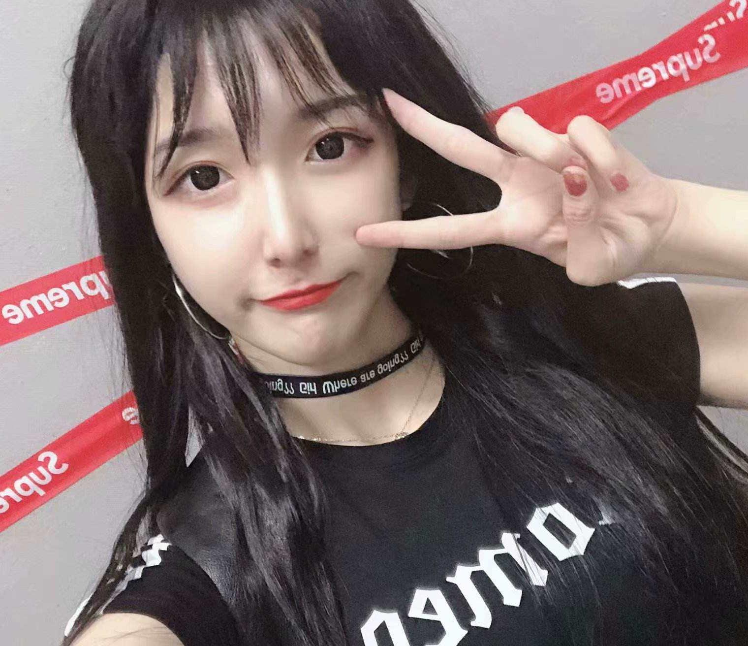 抖音里的女装艾比甜美可爱换回男装的他还能帅气十足