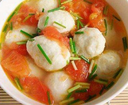 鱼丸我买了7块钱的,够3个人的吃了,西红柿洗净切片 2.