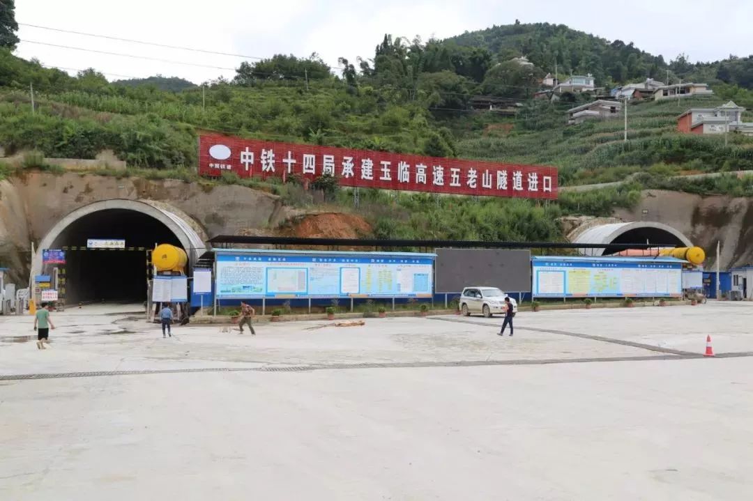 五老山隧道左幅长6685米,右幅长6640米,该隧道于2016年4月25日开工