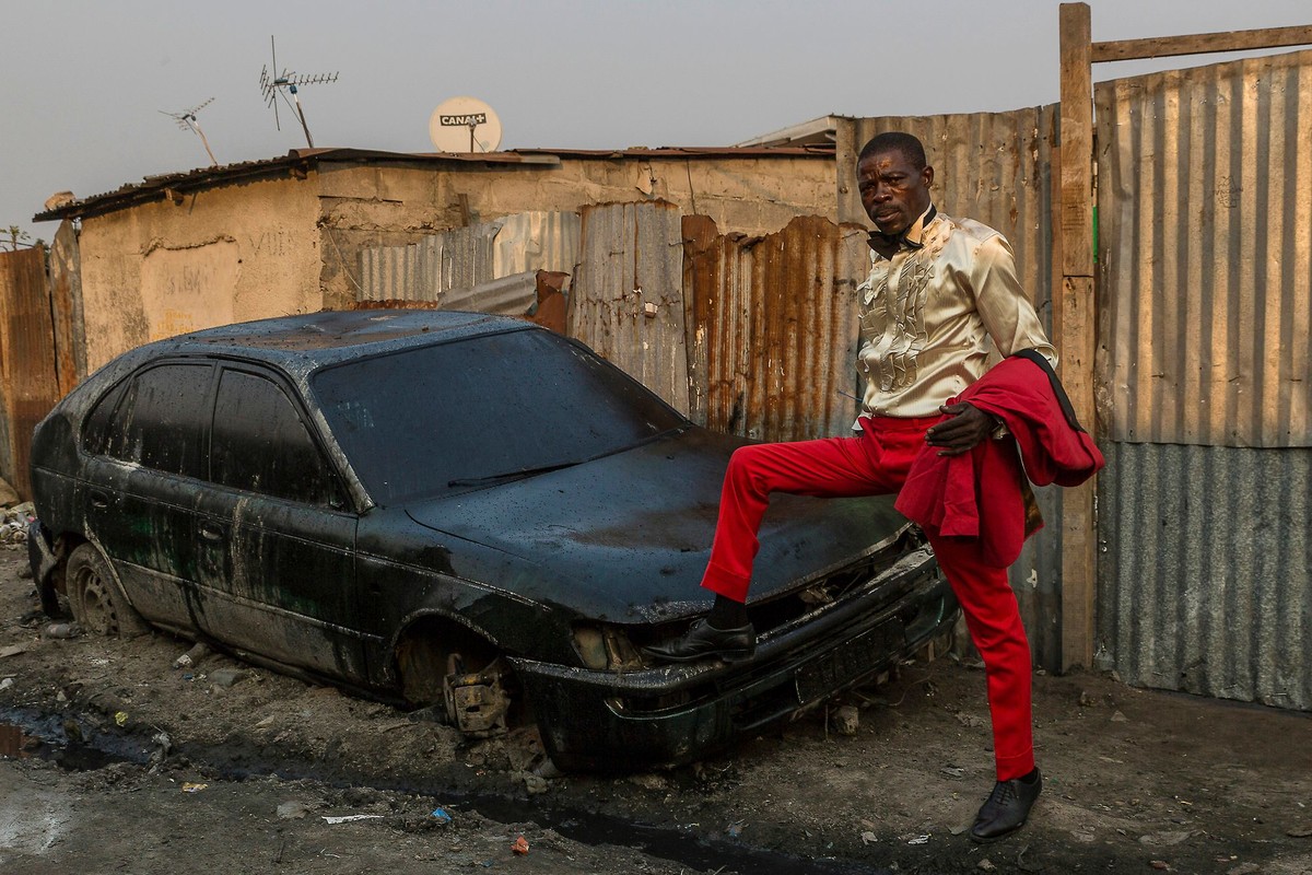 贫民窟里的暴发户与周遭格格不入的华丽装扮