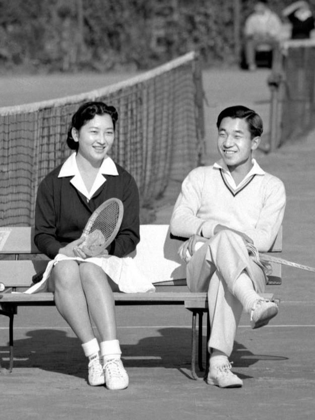 26张照片回顾明仁天皇"佛系"的一生