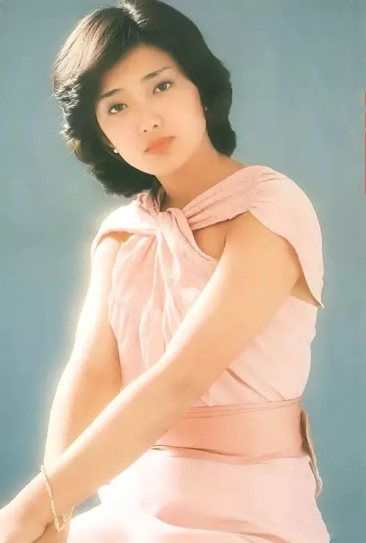 60岁山口百惠街拍照:优雅地老去,也是一种美感!