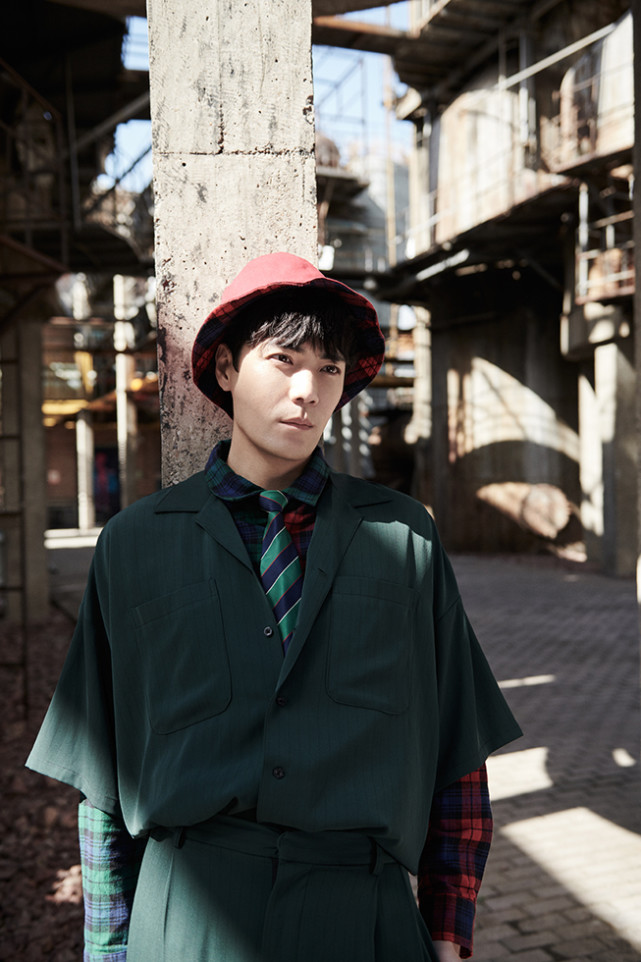 季晨日系写真曝光 色彩碰撞尽显时尚格调