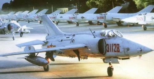 如何评价中国空军的老将:强-5攻击机?答案:空地一体,攻防兼备!_凤凰网