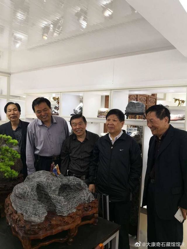 将军莅临安徽省灵璧石协会蚌埠分会和蚌埠市灵璧石展览馆参观指导