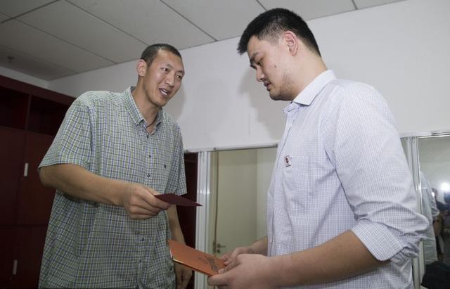 认不出236cm孙明明从寸头变成风主流帅哥3岁闺女身高已达1米4