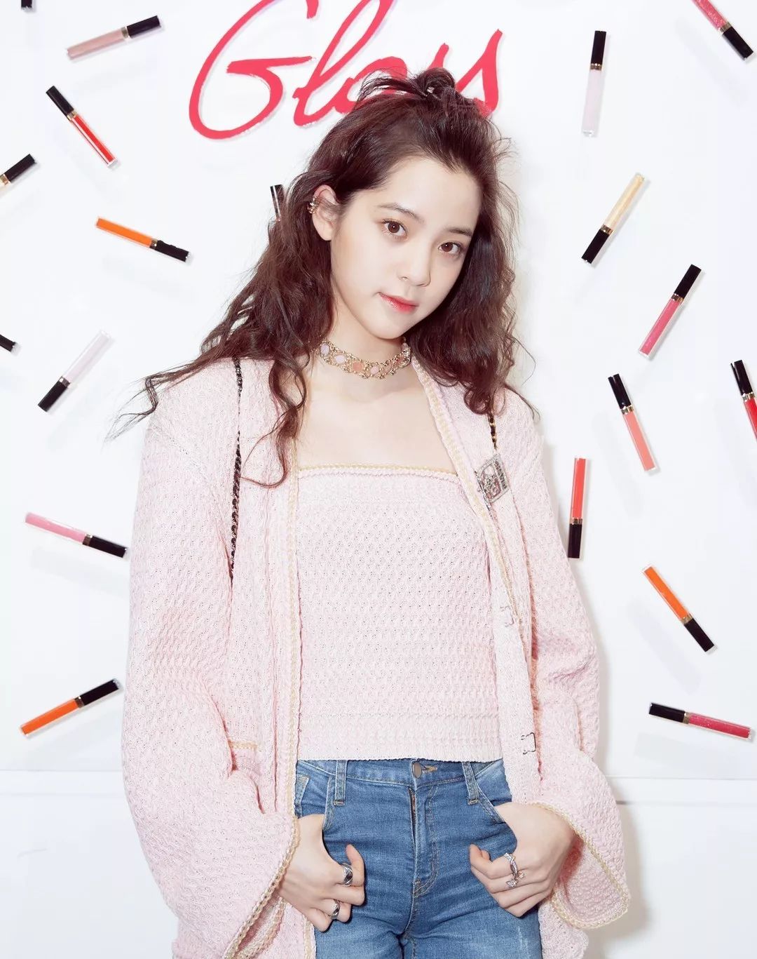 欧阳难娜娜粉色系搭配有点甜!朝天丸子头活泼清纯,是仙女本人了