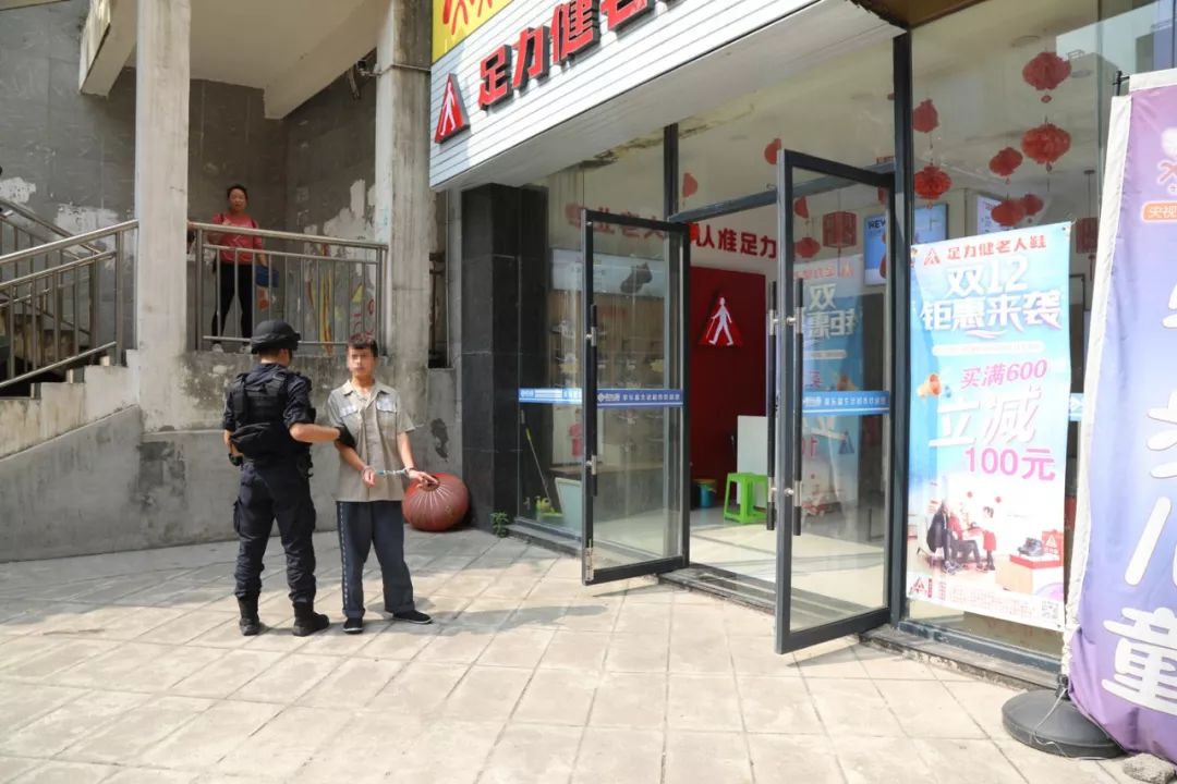 5名犯罪嫌疑人安顺街头指认现场!!!__凤凰网