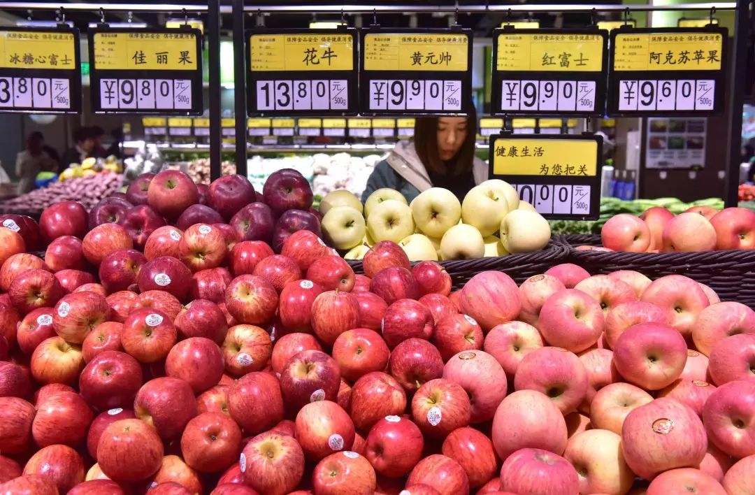 水果价格暴涨之时,苹果期货市场则更为疯狂,一路涨涨涨,涨到这么多