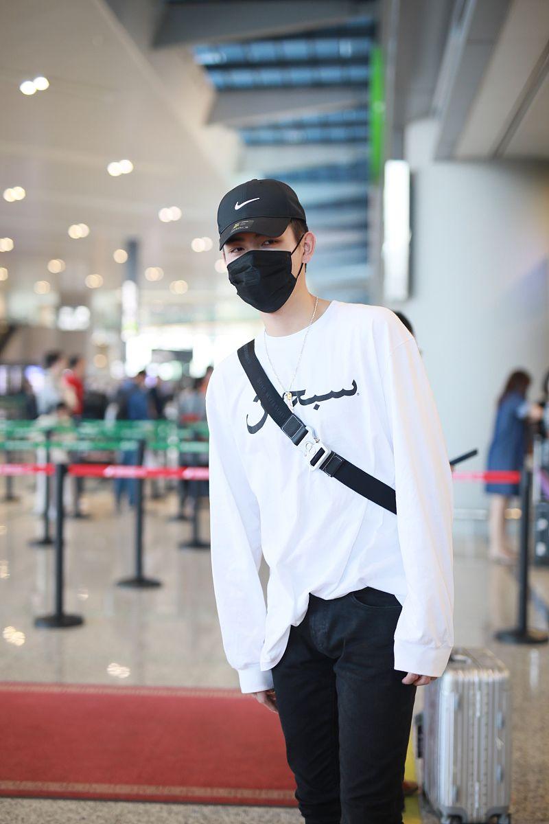 陈飞宇白衣黑裤简约装扮亮相,宛如行走的腿精