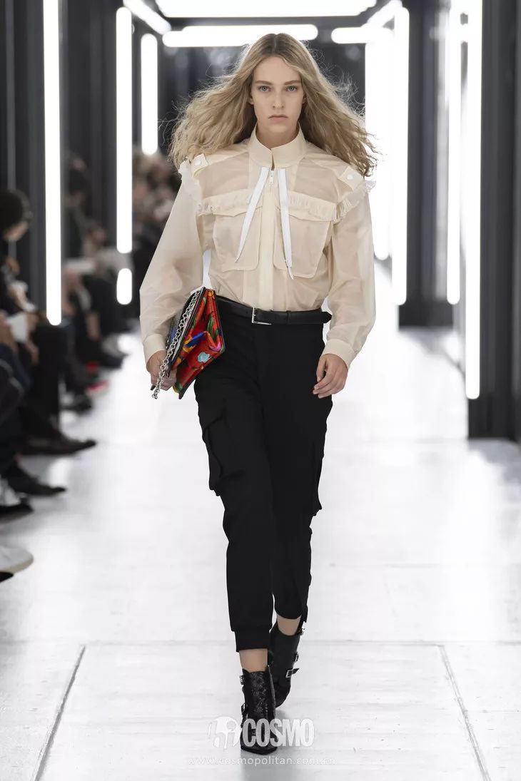 louis vuitton2019春夏秀场的半透明衬衫更加帅气,抽绳加立领设计非常